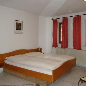 Zimmer mit Kingsize-Bett